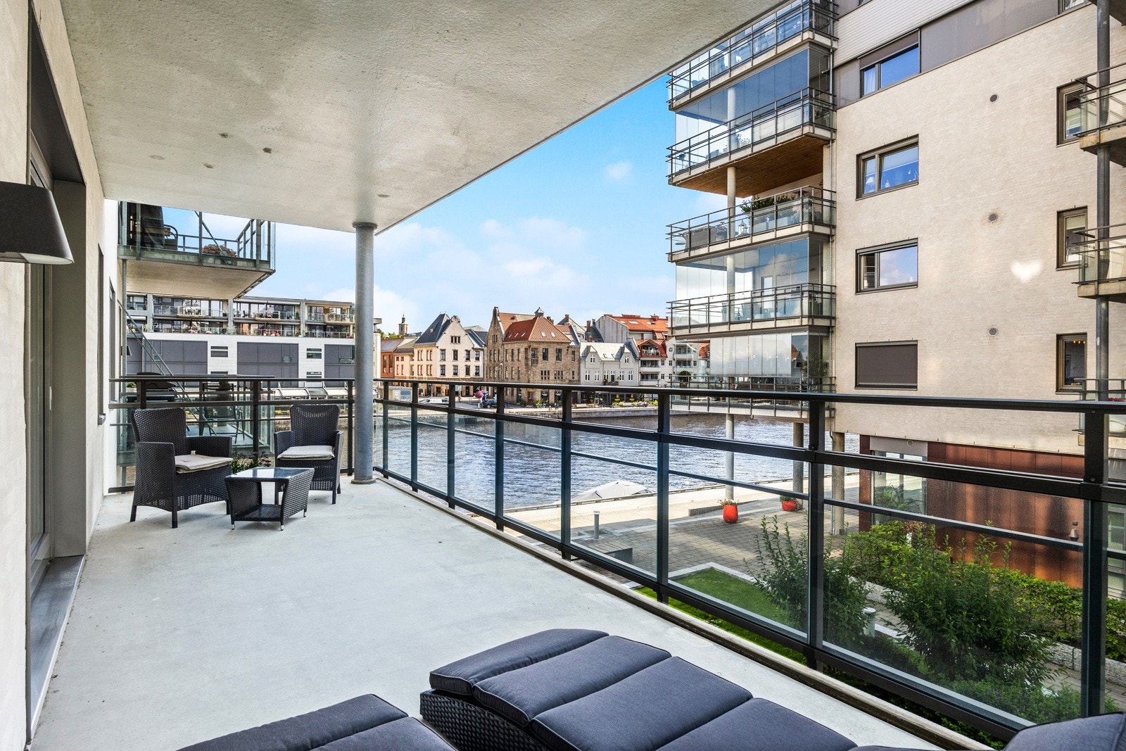 Romslig balkong med plass til møblering i to soner Galleribilde