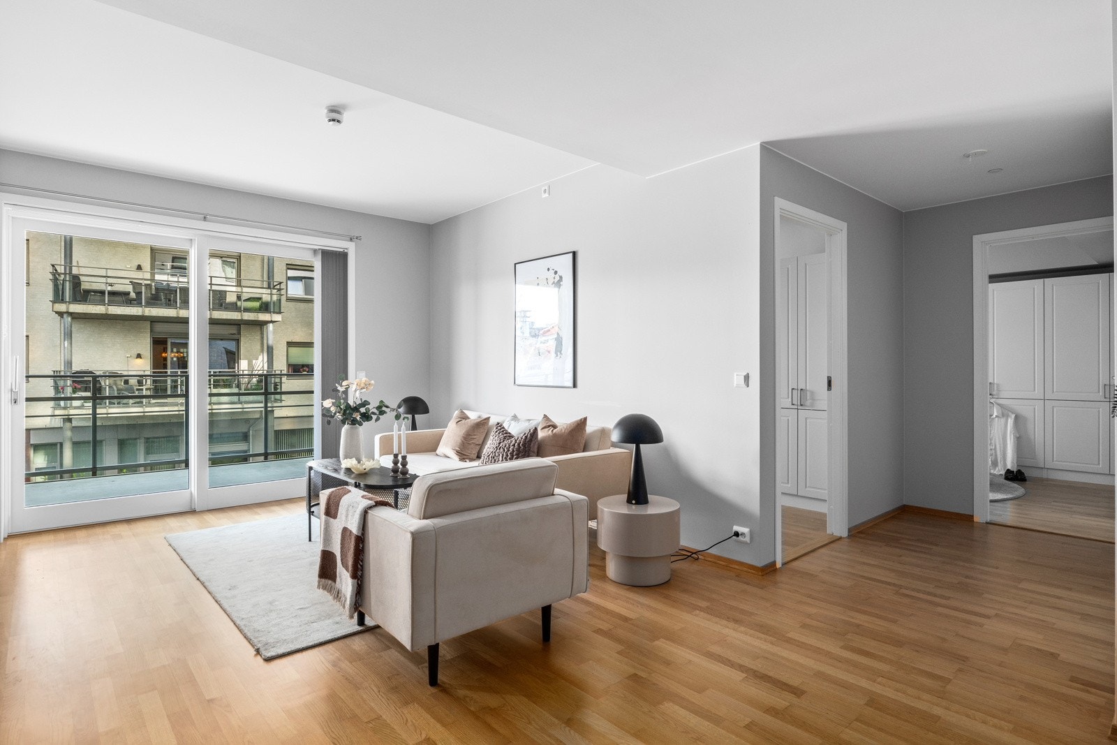 Store vindusflater slipper inn mye naturlig lys. Galleribilde