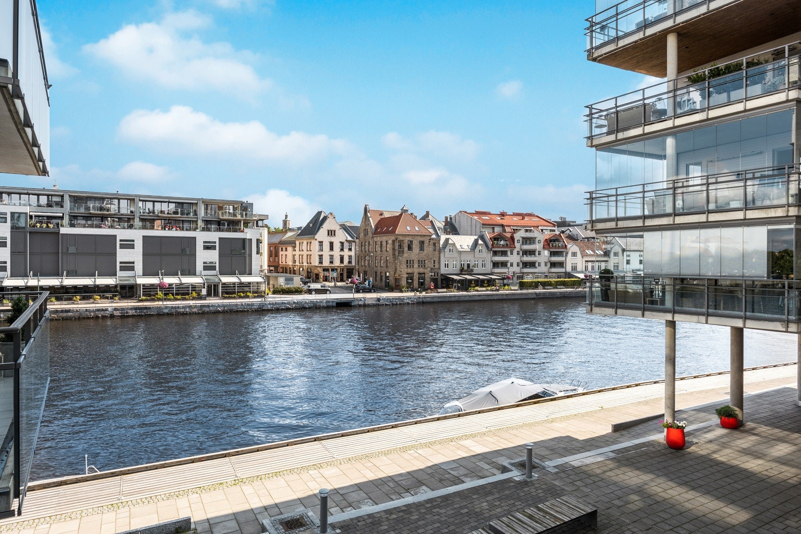 Denne 3-roms leiligheten ligger i en høy 2 etasje. Det er adkomst med heis eller trapp Galleribilde