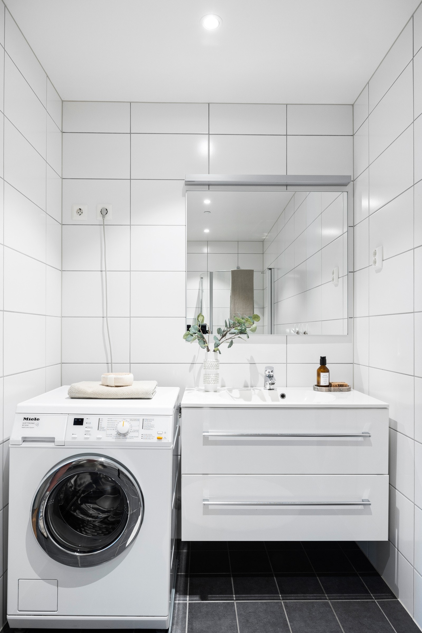 Servant, med underskap og plass til vaskemaskin vedsiden av. Galleribilde