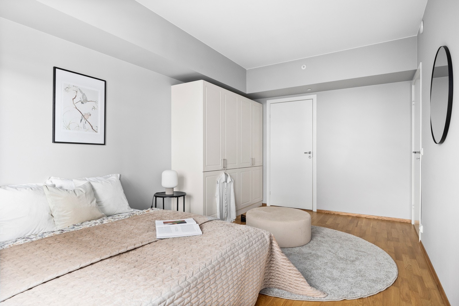 Her har man plass til både dobbeltseng, skap og pult. Det er screens/solskjerming på vinduet Galleribilde