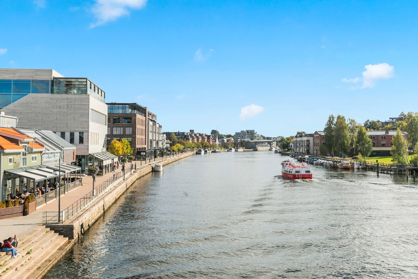 Byfergen stopper på kaia utenfor Galleribilde
