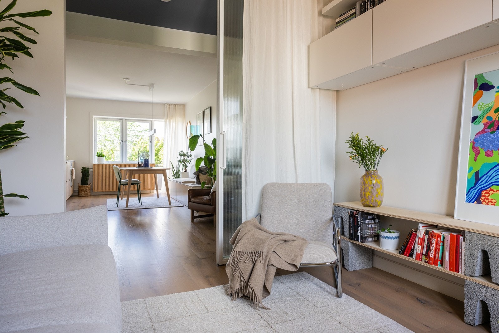 Gardiner i kombinasjon med skyvedør i glass gir mulighet for å skjerme innsyn til rommet. Galleribilde