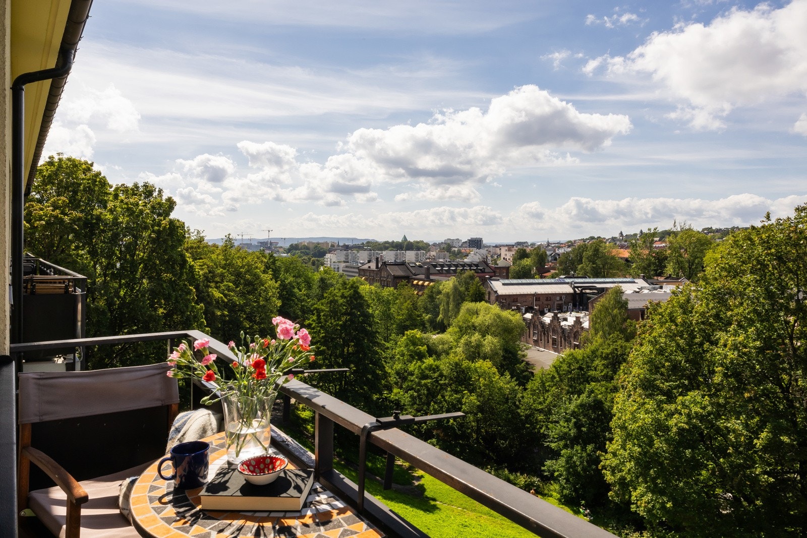 Fra stuen er det utgang til vestvendt brannbalkong (møblering ikke tillatt) Flott utsyn mot Holmenkollen når bladene faller fra trærne. Galleribilde