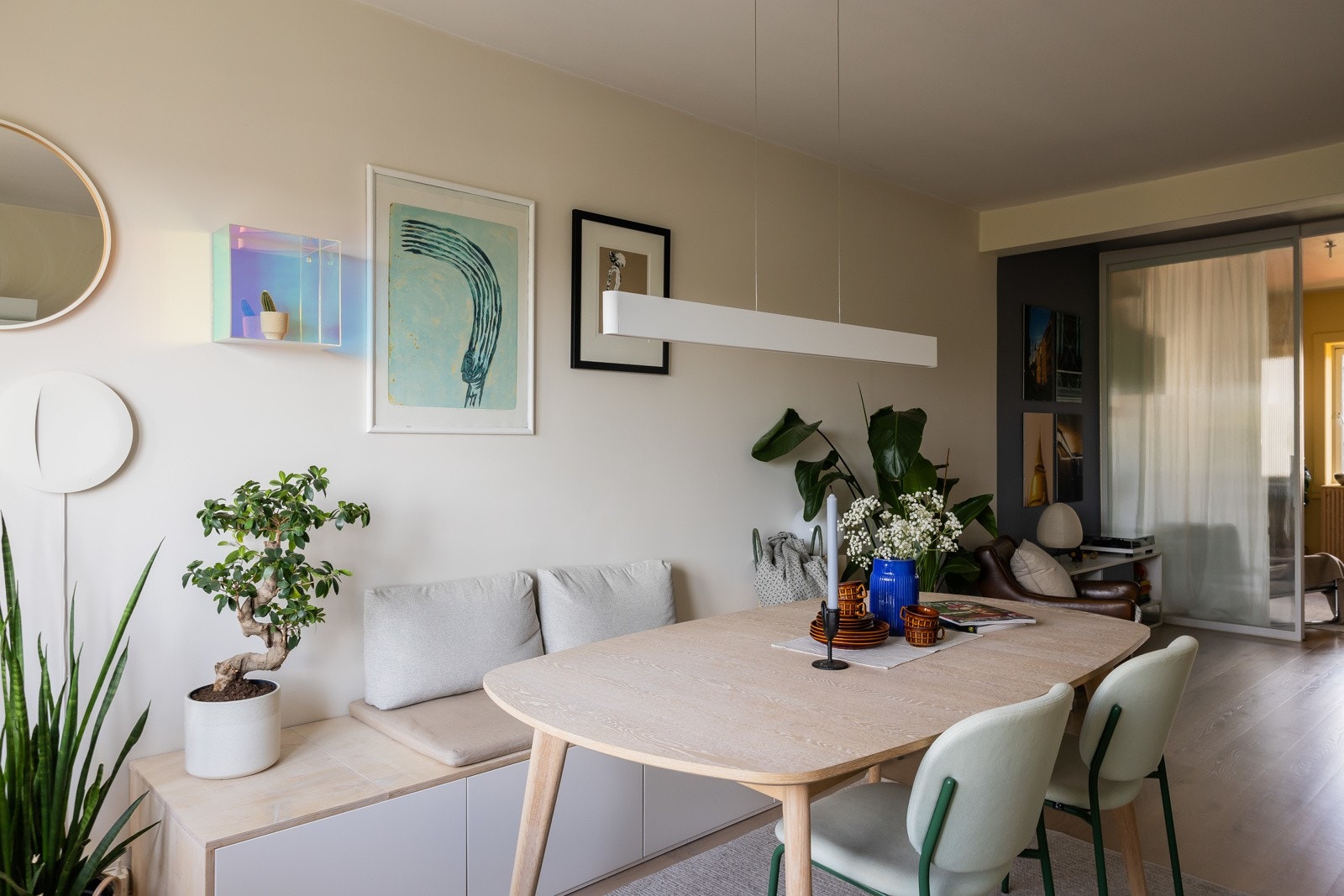 Rommet er designet for sosialt samvær med et spisestue/kjøkken-område som har plass til et langbord for 18 personer. Galleribilde