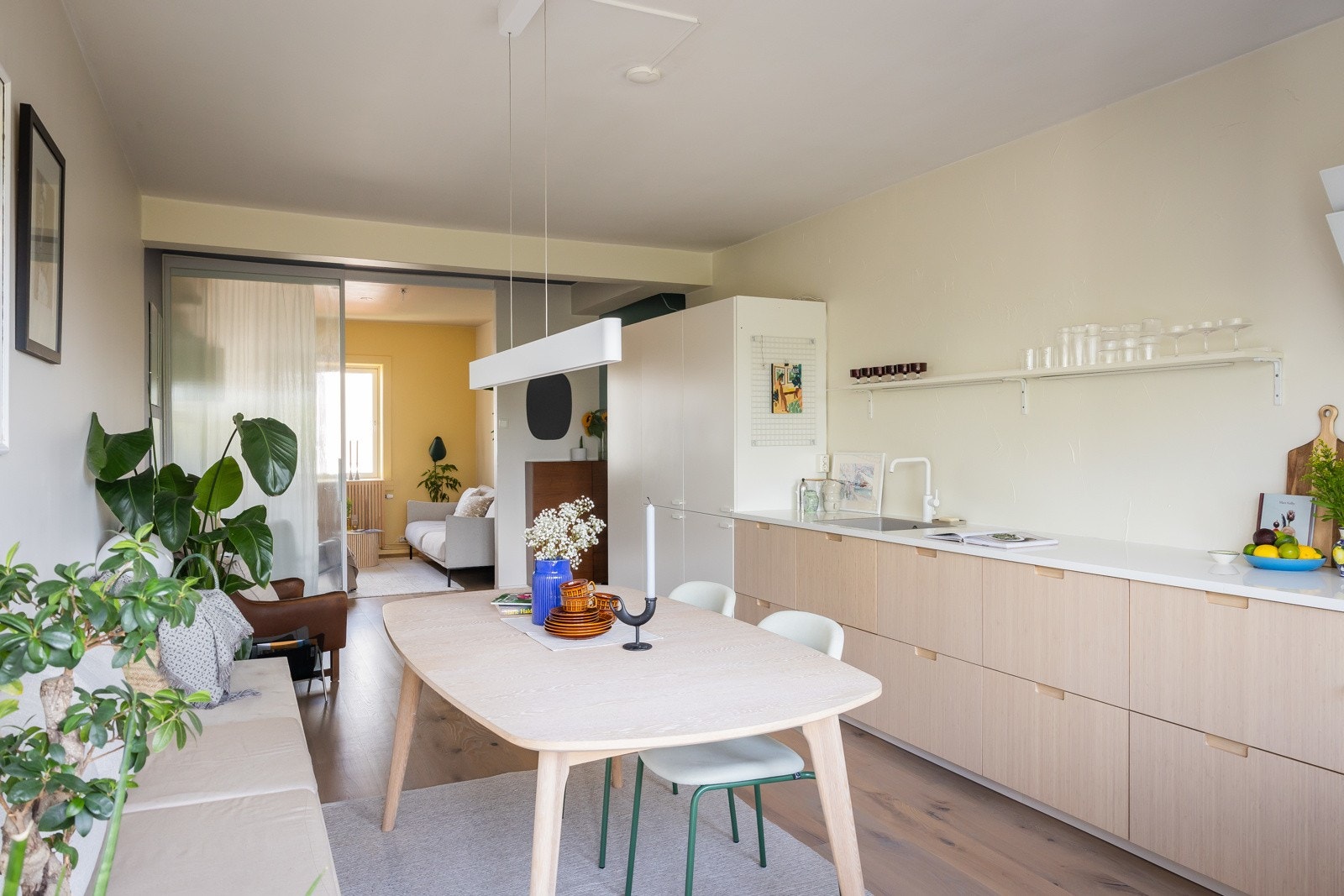 Smakfullt og innbydende kjøkkeinnredning med stammen fra 2016/17. Nåværende eiere har utført betydelige oppgraderinger i 2021 for bedre estetikk og funksjonalitet. Galleribilde