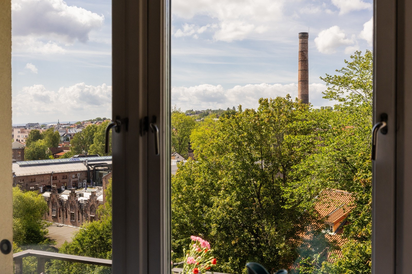Boligen ligger på et høydedrag, med flott utsikt over frodige Akerselva og Holmenkollen på vinterstid. Galleribilde
