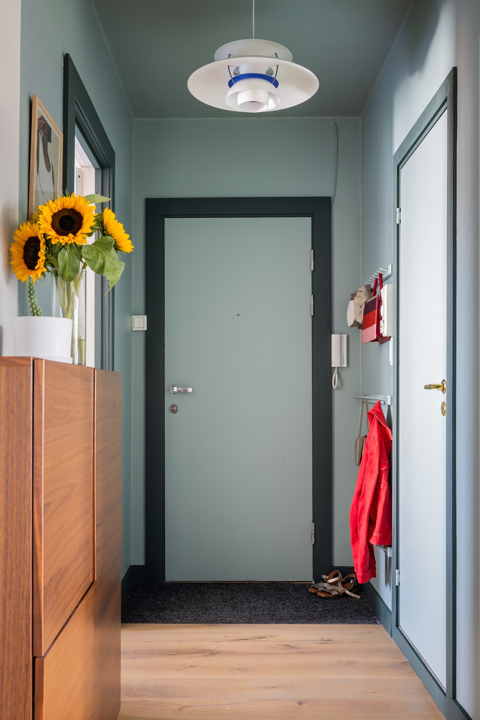 Flott enstavs eikeparkett (med lyddemping mot nabo) finnes i samtlige rom i kombinasjon med slette malte vegger i trendy fargekombinasjoner. Galleribilde