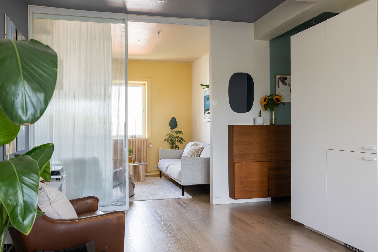 En stilren glassdør fra 2022 skaper naturlig skille i rommet og tilbyr en fleksibel bruk av areal. Galleribilde