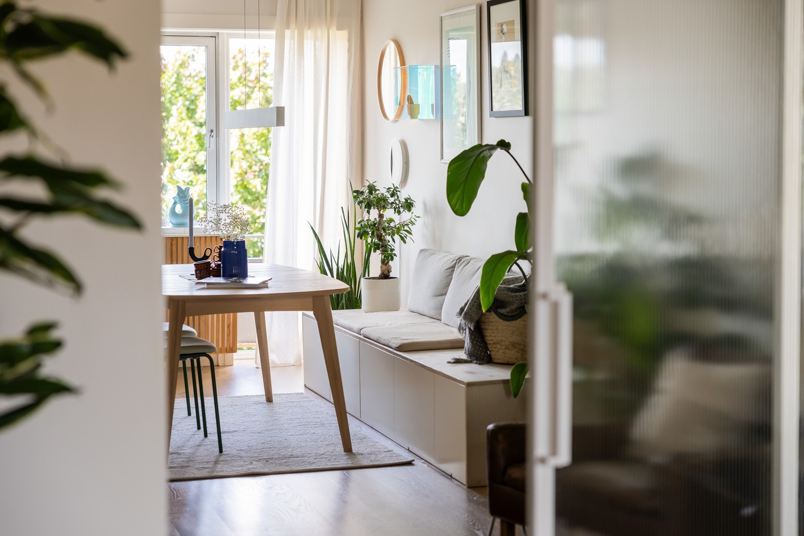 Arealet benyttes som en forlengelse av stuen og tv-stue i hverdagen. Ved gjester er det enkelt å adskille rommet for et soverom nummer to. Galleribilde