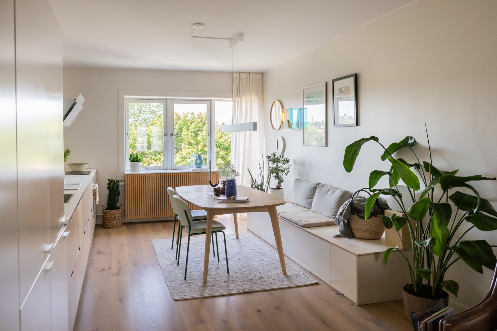 Kombinert stue og kjøkken i arealeffektiv åpen løsning. Lysforholdene er utmerkede med morgensol fra øst som lyser opp både soverom og stue, og ettermiddagssol til solnedgang i vest. Galleribilde