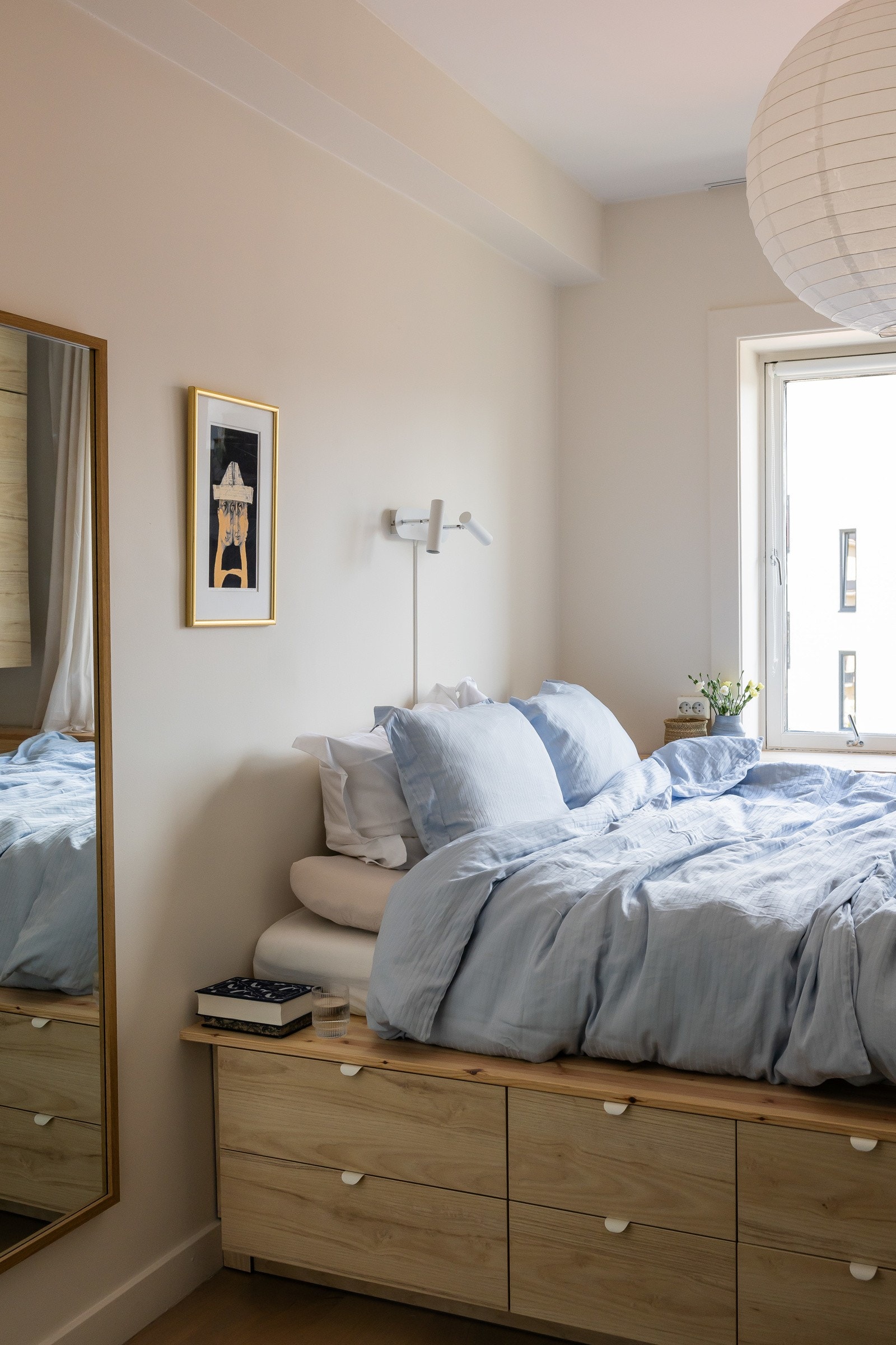 Smart plassbygd seng med skuffer optimaliserer oppbevaringsplassen. Mulig med 1.80 madrass. Galleribilde