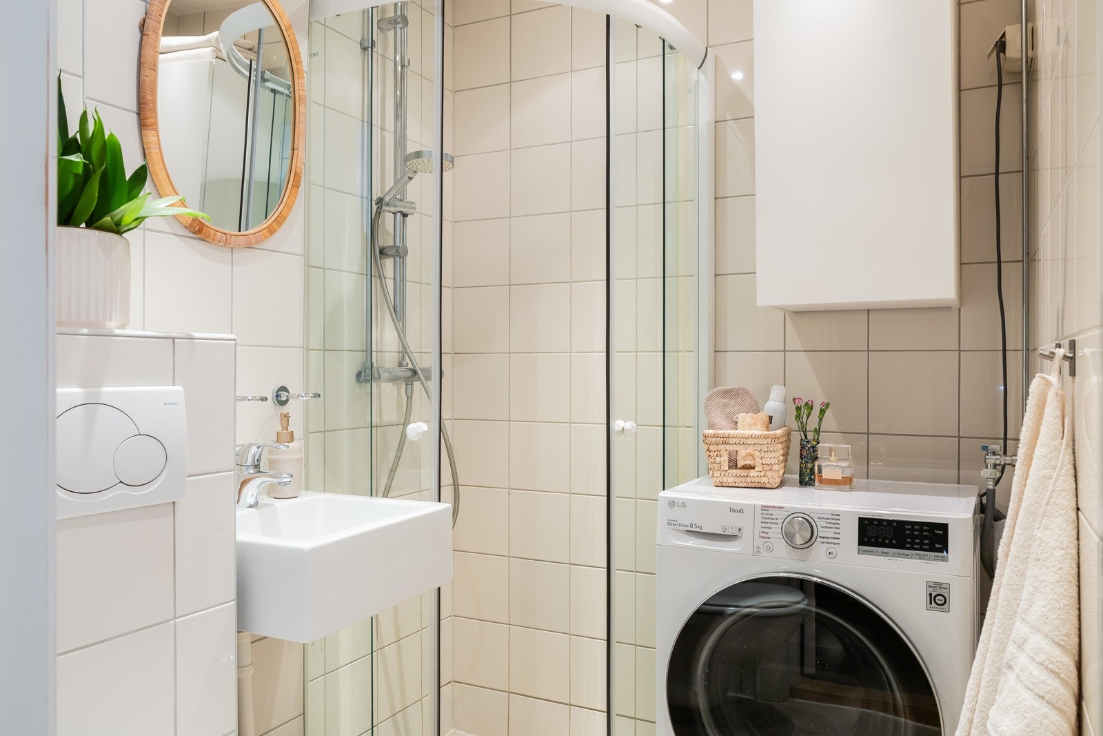 Pent bad oppgradert i regi av brl. Baderomsinnredning og servantskap fornyet i 2021. Fellesvaskeri i kjeller. Galleribilde