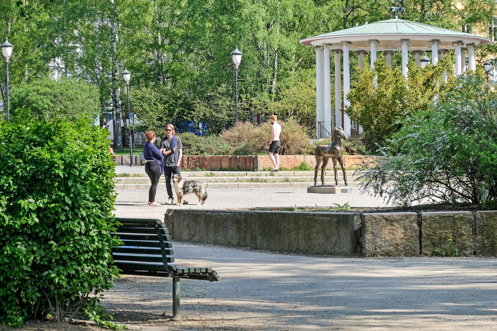 Birkelunden er en sjarmerende park beliggende i hjertet av Grünerløkka i Oslo. Parken er kjent for sine grønne områder, flotte trær og det populære søndagsmarkedet. Galleribilde