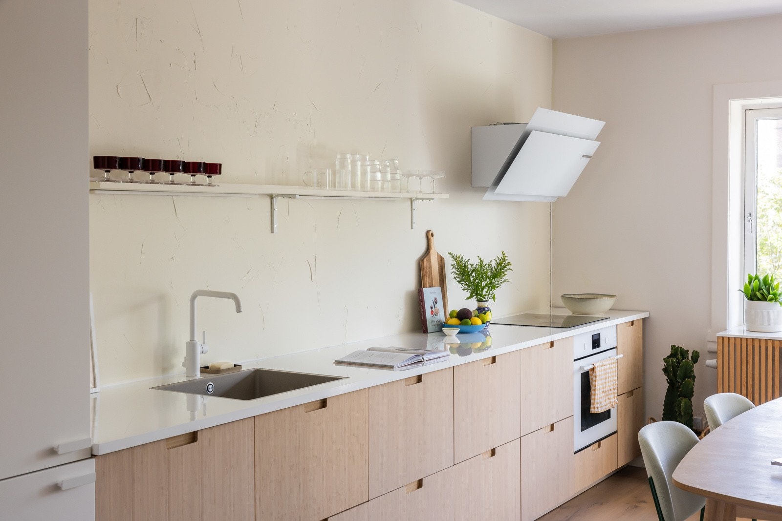 Ny benkeplate fra 2021. Integrerte hvitevarer som oppvaskmaskin, stekeovn/koketopp, og kjøleskap fra 2023. Vifte fra Bosch, meget stillegående og diskré i design. Galleribilde