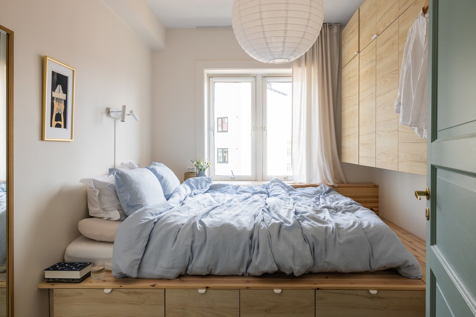 Hovedsoverommet har elegant integrert oppbevaringssystem over sengen gjør det enkelt å oppbevare og organisere dagligdagse gjenstander. Galleribilde