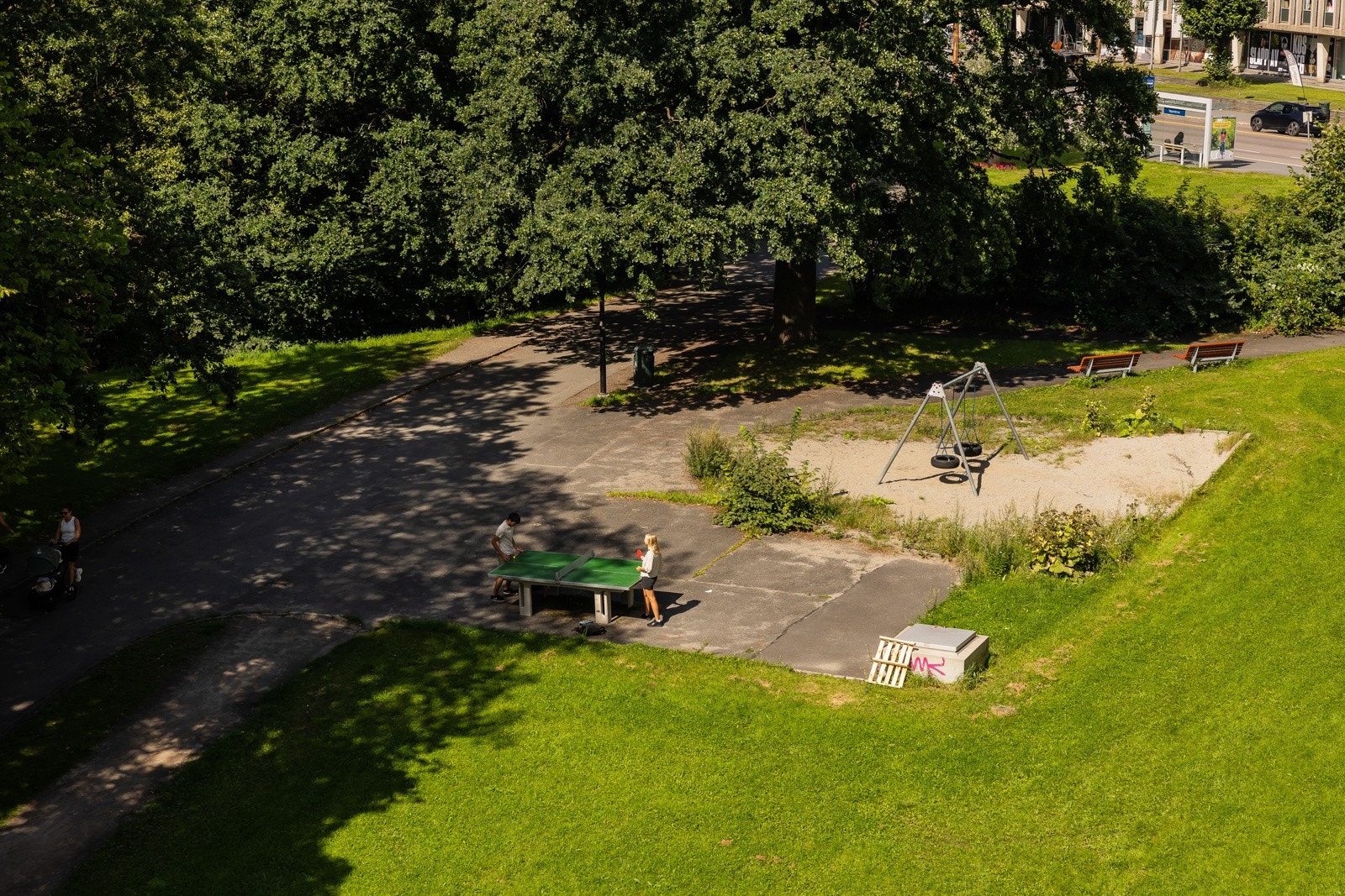 Ønsker du ytterligere boltreplass finnes det rikelig med muligheter rett utenfor døren, i et hyggelig nabolag og bakgård med felles grill. Galleribilde