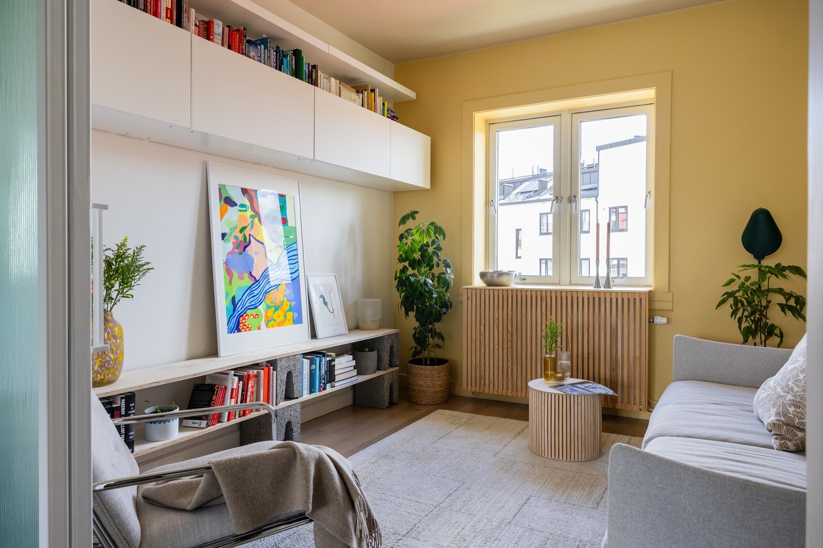 Rommet benyttes som tv stue i hverdagen, og gjesterom/kontor ved behov. Plassbygget radiatorskjuler gir en dekorativ effekt. Galleribilde