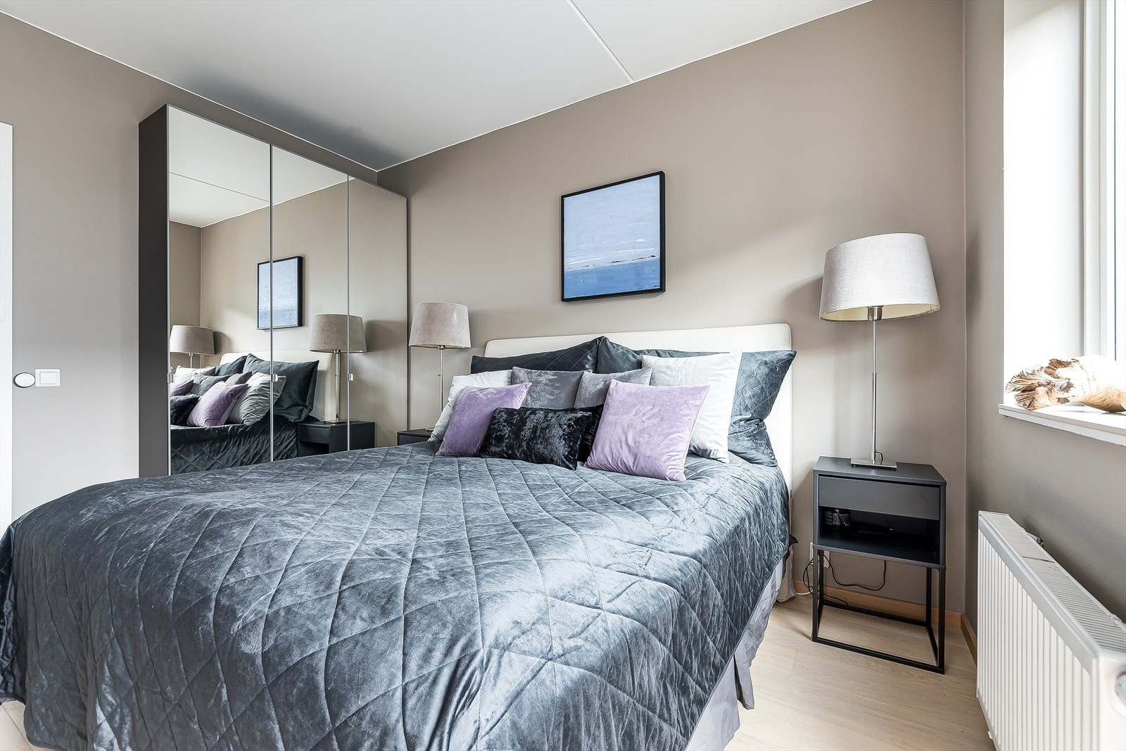 En garderobe er plassert langs den ene siden. Galleribilde