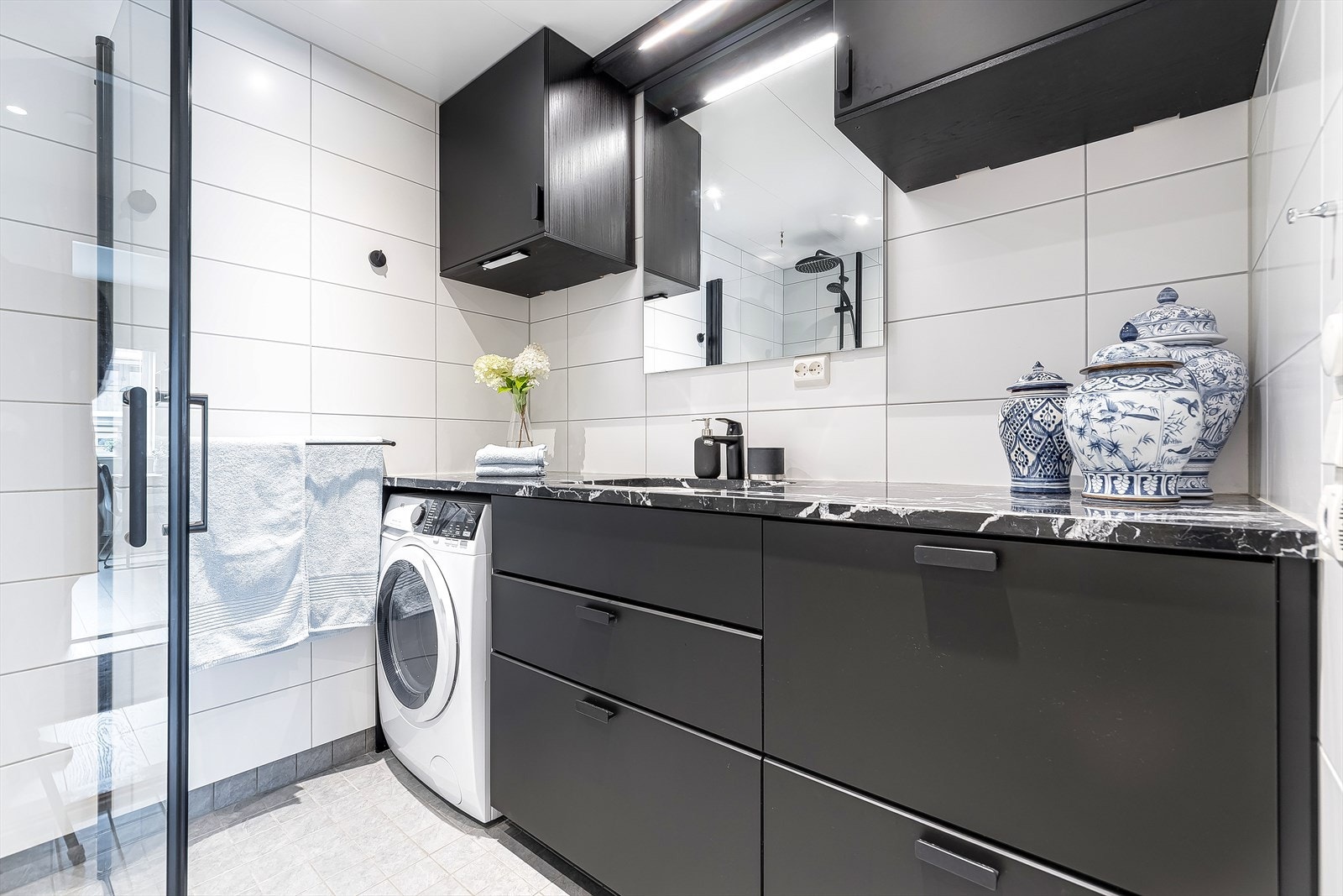 Lekker benkeplate i sort Italiensk marmor også her. Benkeskap og dusjgarnityr er oppgradert i 2022. Galleribilde