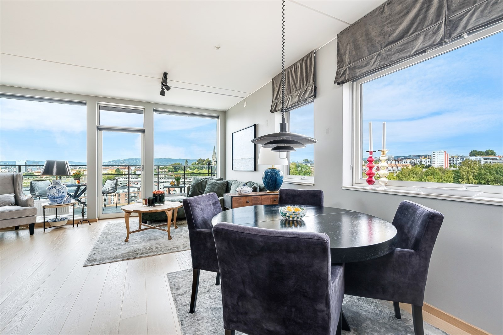 Du vil ha nydelig utsikt både fra innsiden av boligen og fra balkongene, hvor du kan se Holmenkollen, Grefsenkollen, Vålerenga kirke og mye mer! Galleribilde