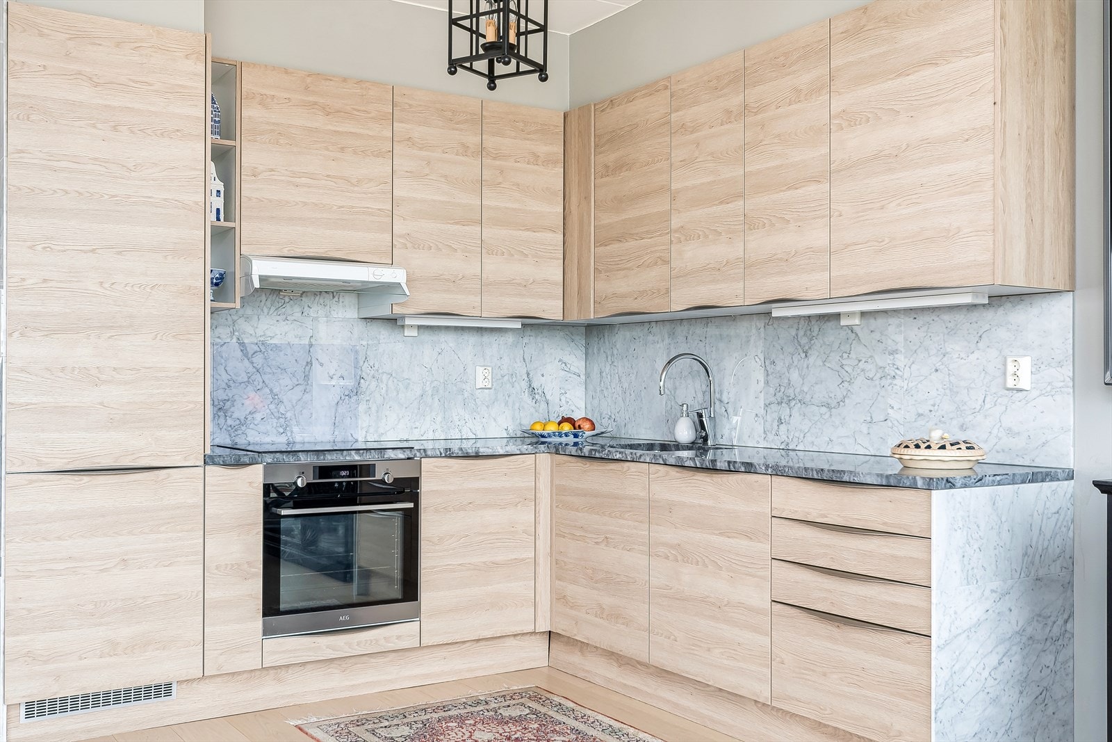 Integrert komfyr med induksjon platetopp, oppvaskmaskin og kjøl/fryseskap medfølger salget. Galleribilde