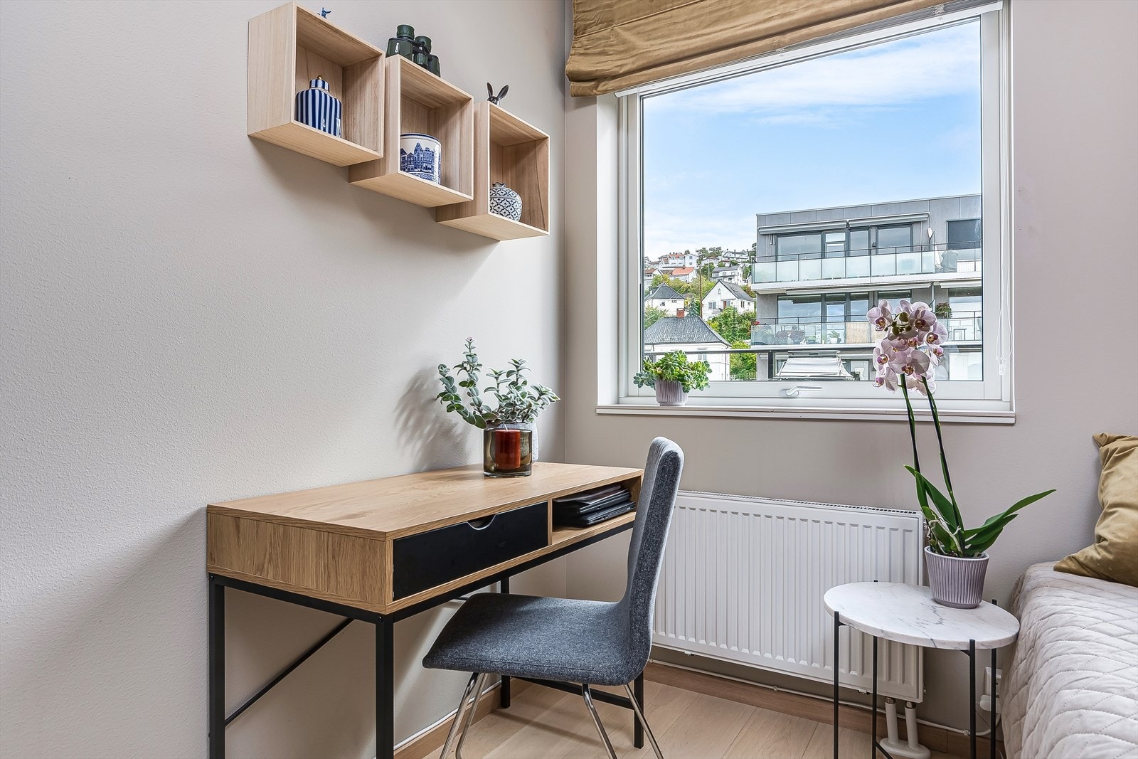 Alle rom er utstyrt med massivdører, så her kan du sitte uforstyrret på hjemmekontoret. Galleribilde