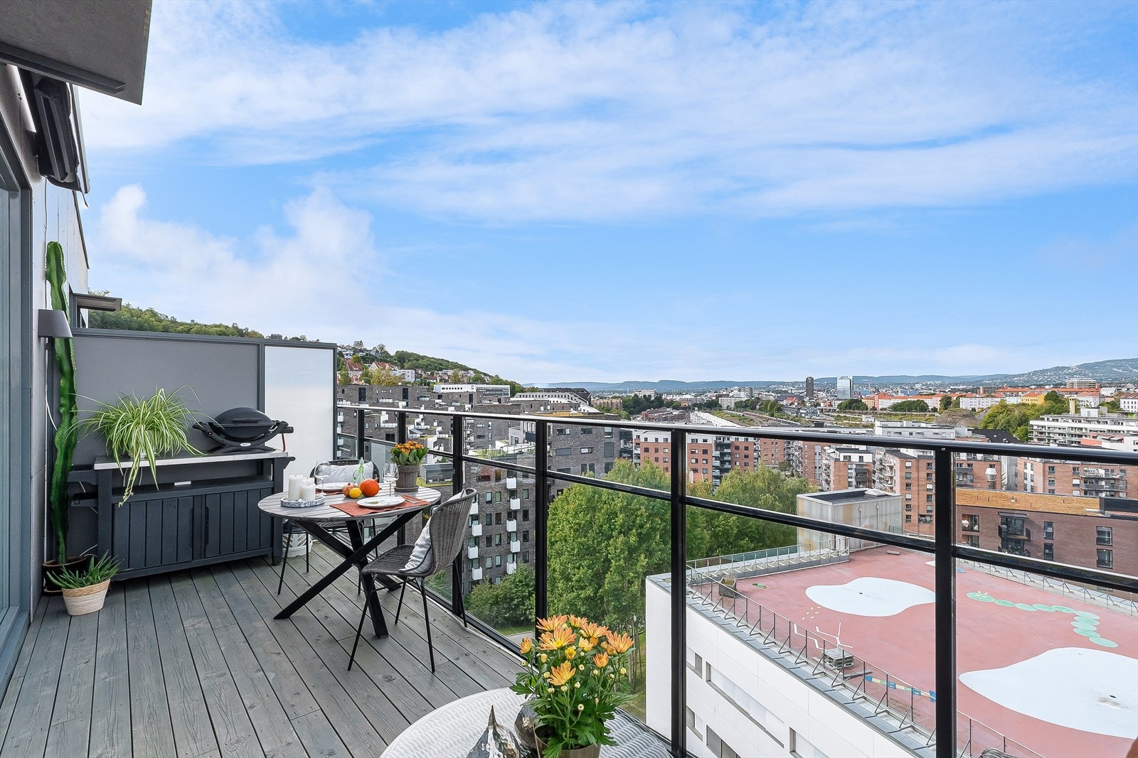 Balkongen er på hele 11,0 kvm med utelys og strømuttak. Galleribilde