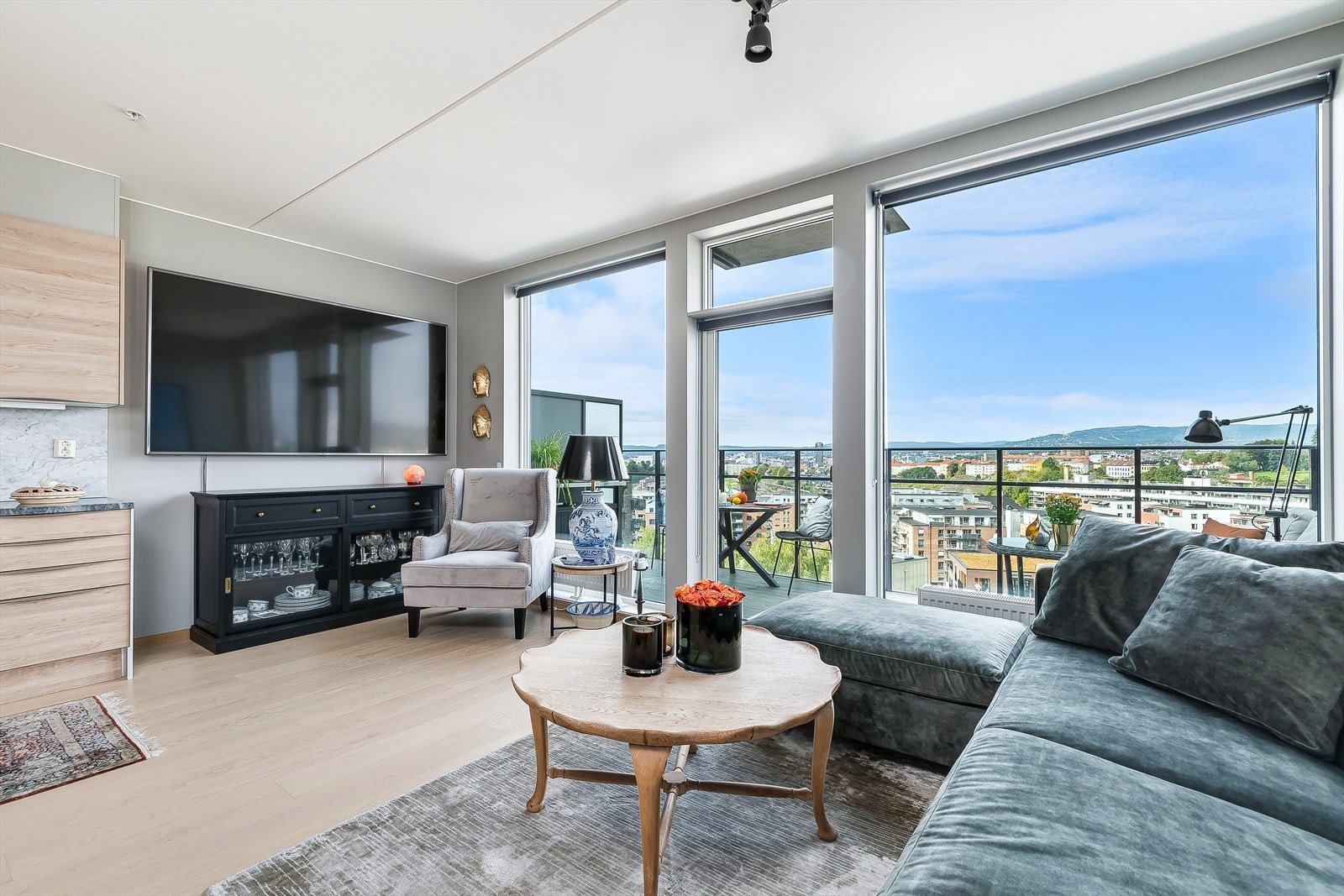 Her er både innvendig persienner og elektrisk fjernstyrt montert for solskjerming. Nytt i 2022. Galleribilde