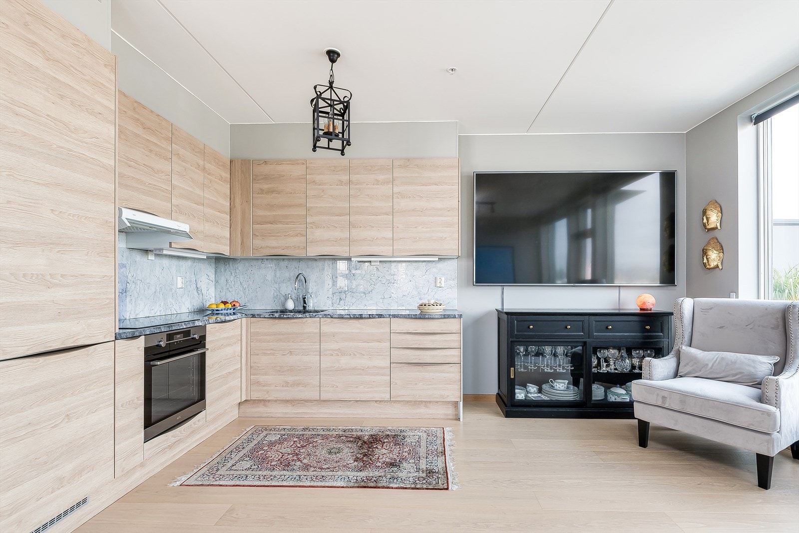 Den moderne kjøkkeninnredningen fra Aubo oppleves veldisponert, og er utstyrt med rikelig skap- og benkeplass. Kjøkkenet ble oppgradert i 2022. Galleribilde