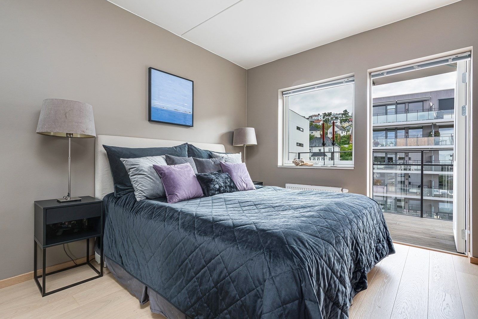 Hovedsoverommet nyter rikelig med naturlig lys og rommer godt en stor dobbeltseng. Galleribilde