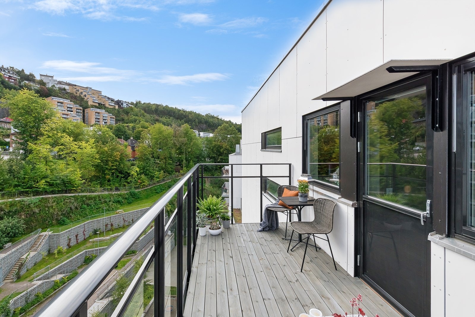 Balkongen er på hele 10 kvm. og med sol fra morgen til langt på ettermiddag. Galleribilde