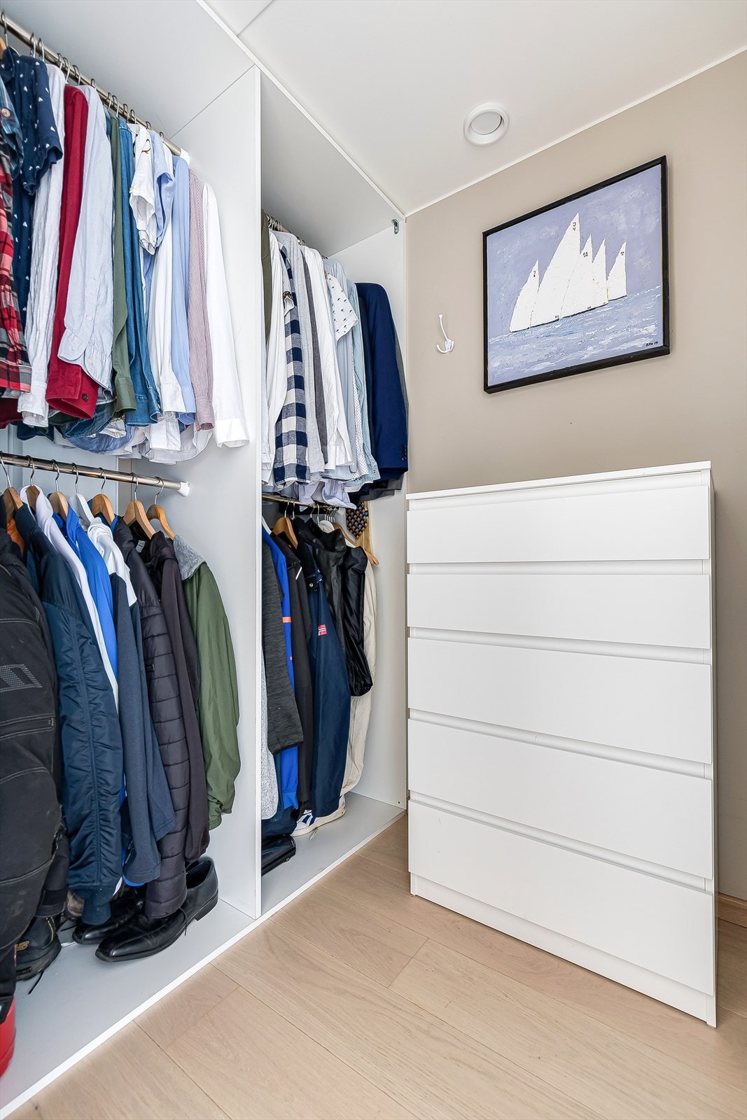 Den hyggelige entréen er også utstyrt med omkledningsrom så her har god plass til oppbevaring av yttertøy og sko. Galleribilde