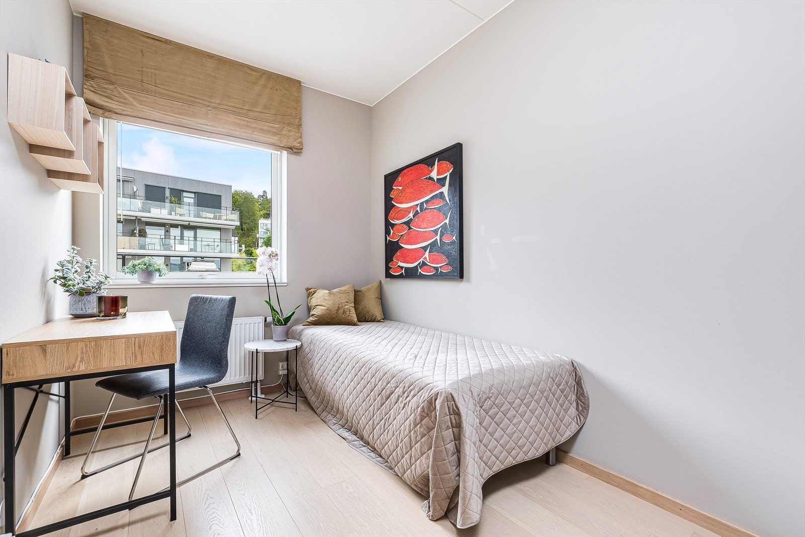 Soverom nr. 2 har god plass til en seng, i tillegg til garderobe. Perfekt som barnerom, gjesterom eller hjemmekontor. Valget er ditt! Galleribilde