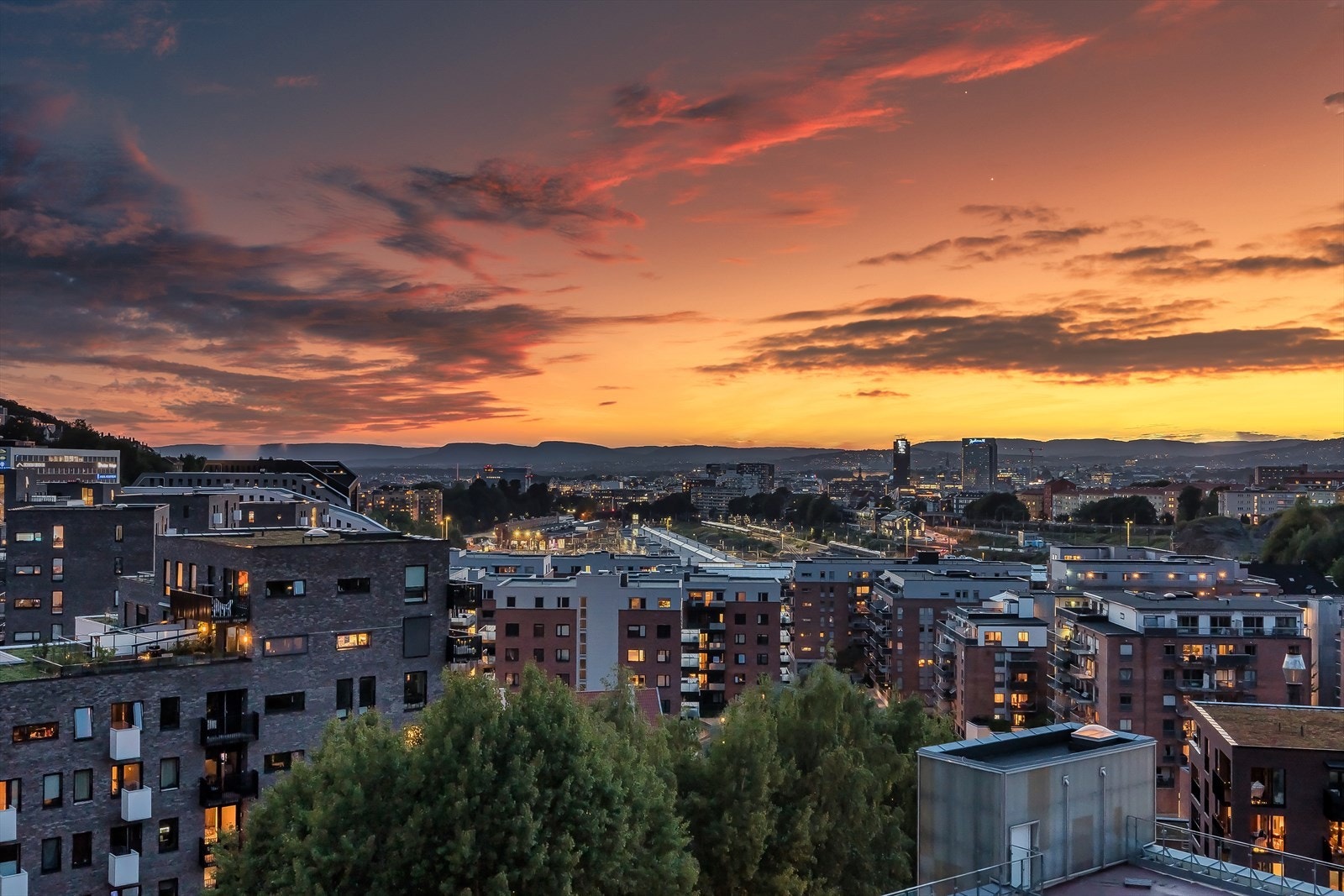 Herfra kan solnedganger og hissige værfenomener være flotte skuer gjennom hele året. Det er heller ikke mange forunt å ha en flott byutsikt med Holmenkollen i det fjerne. Galleribilde