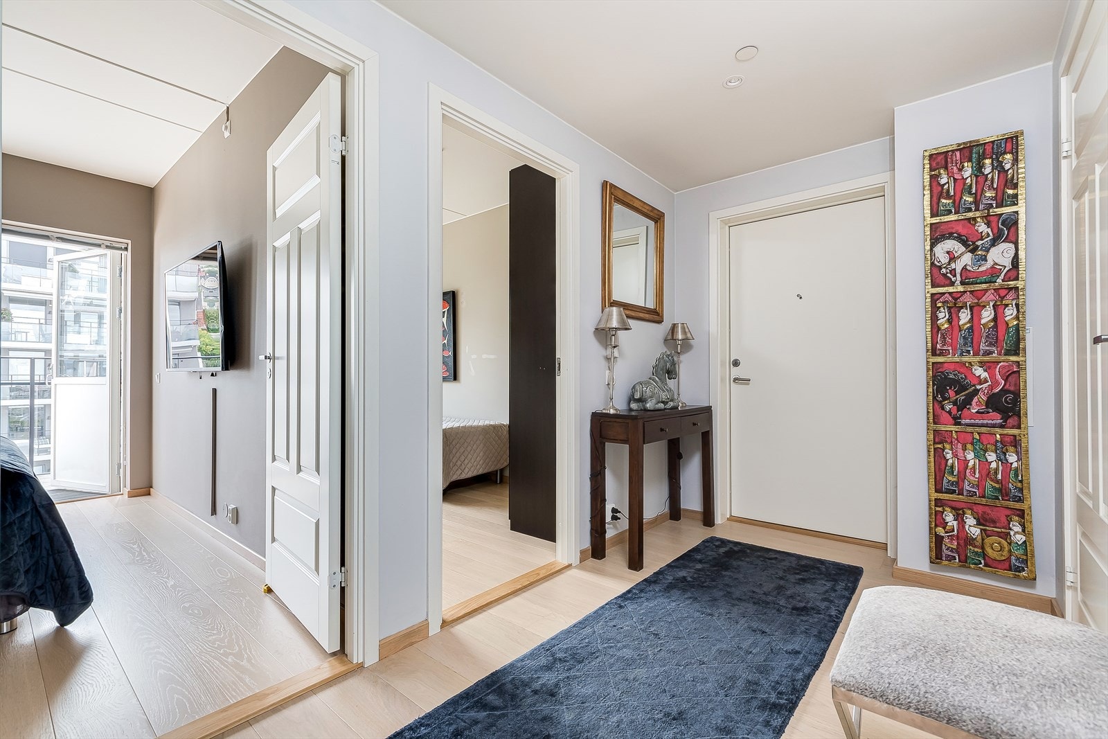 Romslig entré som ligger tilbaketrukket fra stue og kjøkkendelen. Galleribilde