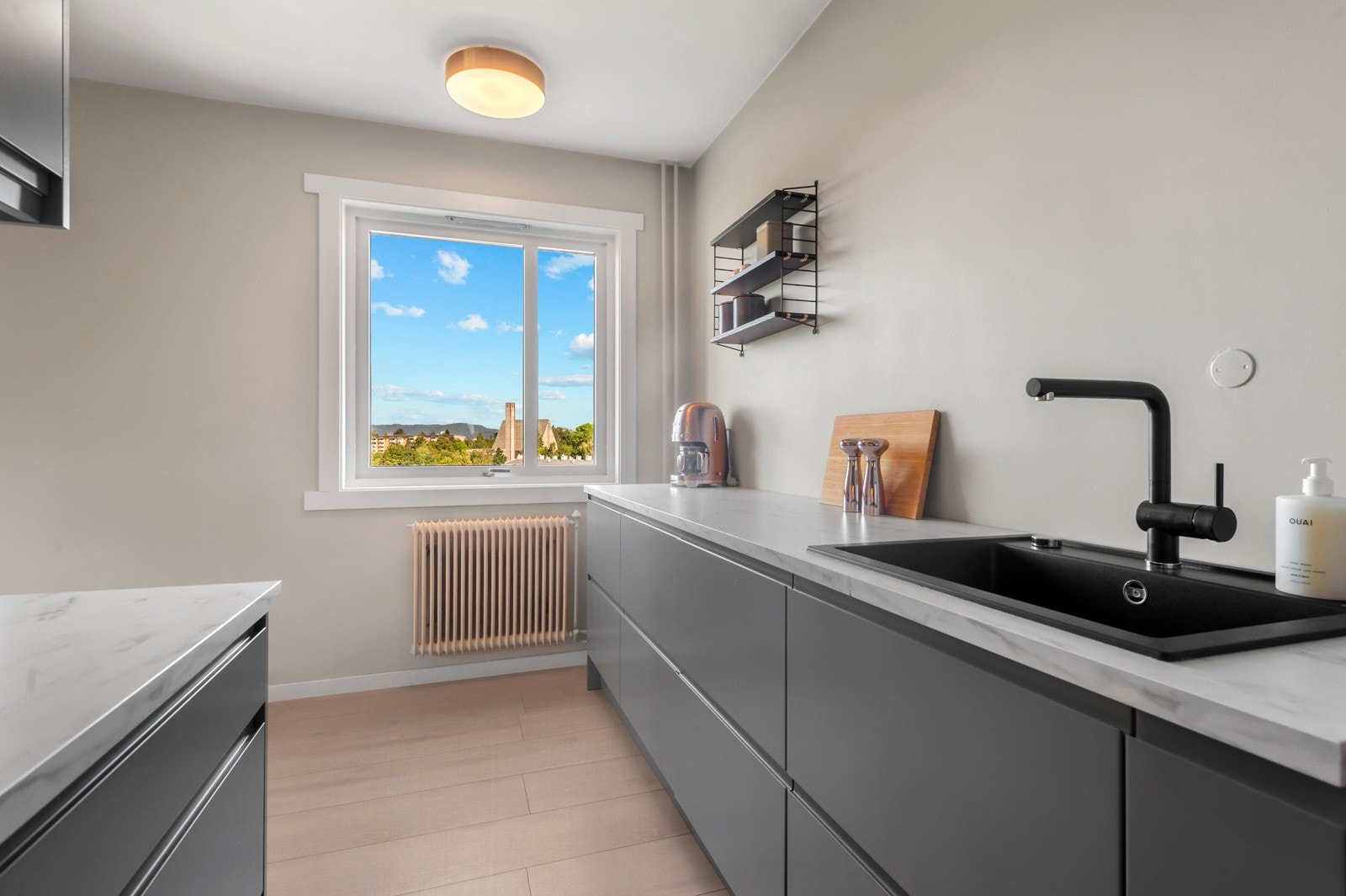 Laminat benkeplate med nedfelt kum i kompositt. Galleribilde