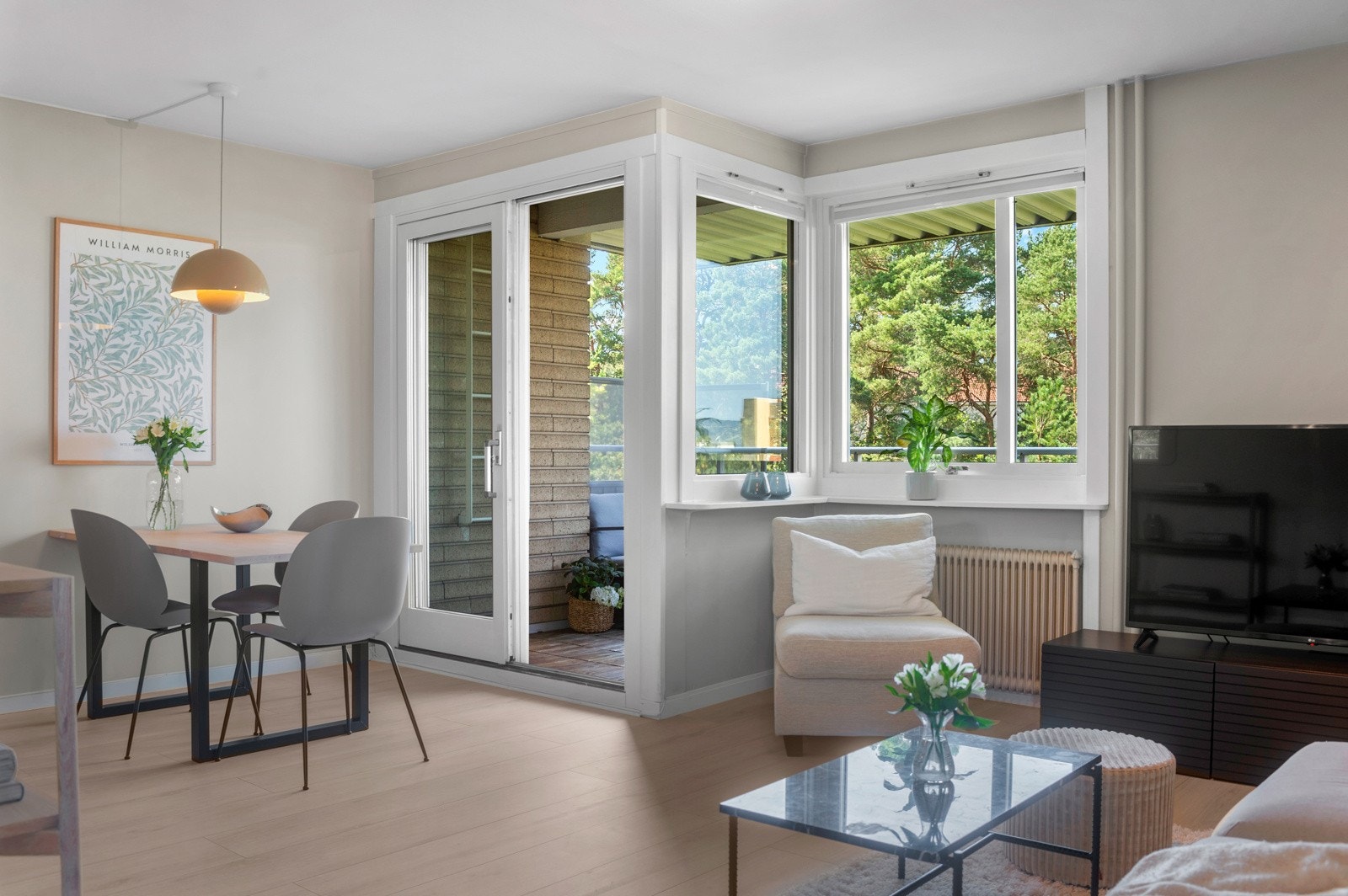 Stuen har et frodig utsyn og balkongen på 7,5 m² har lite innsyn Galleribilde