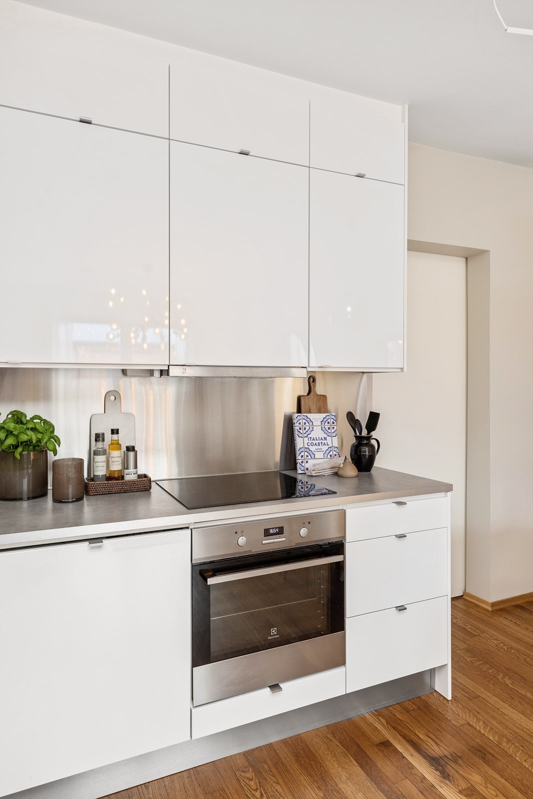 Kjøkkeninnredningen er fra 2015. Integrerte hvitevarer medfølger. Galleribilde