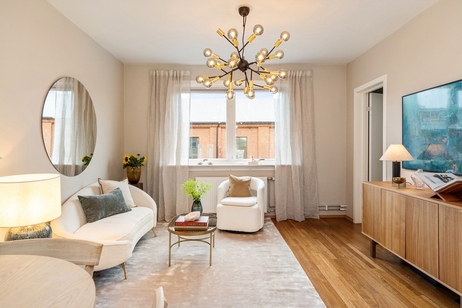 Hele leiligheten vender mot baksiden av bygården, skjermet fra Sørkedalsveien. Galleribilde