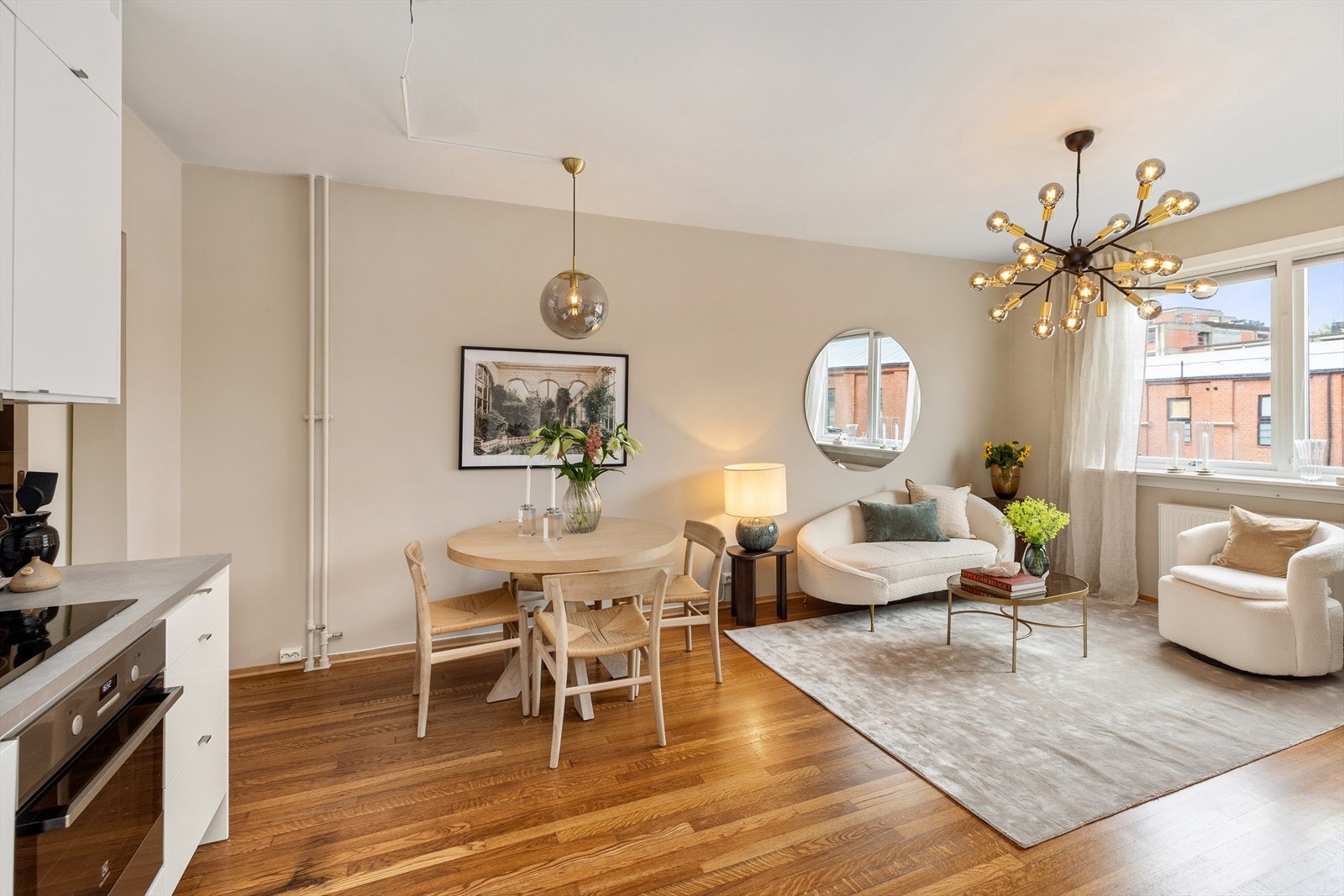 Leiligheten holder en gjennomgående god standard og ble pusset opp i 2015, med unntak av badet som er fra 2010/11 og ble oppgradert i 2021. Galleribilde