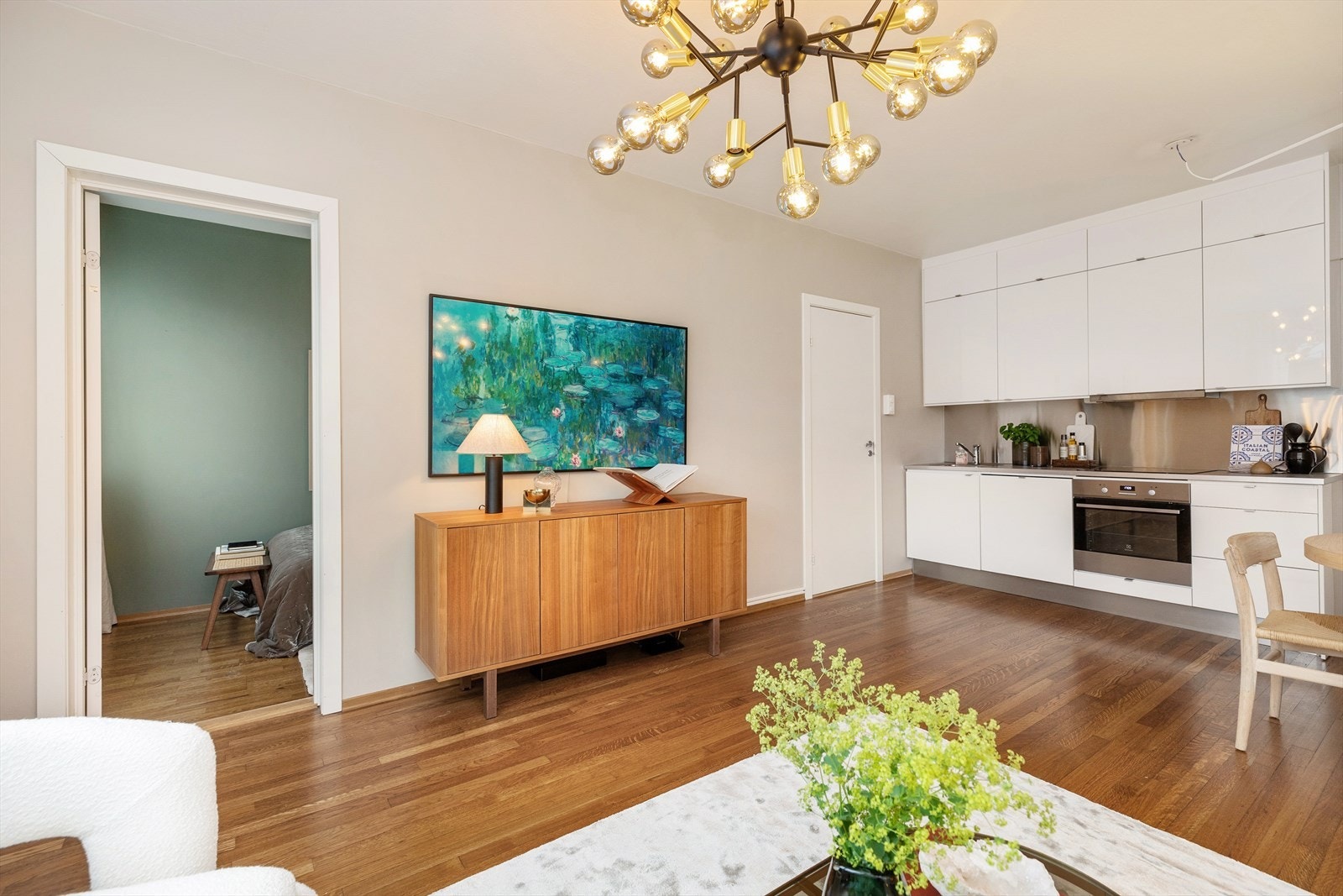 Felleskostnadene er på kr. 3 833, og inkluderer bl.a. varmtvann, fyring og fibernett. Galleribilde