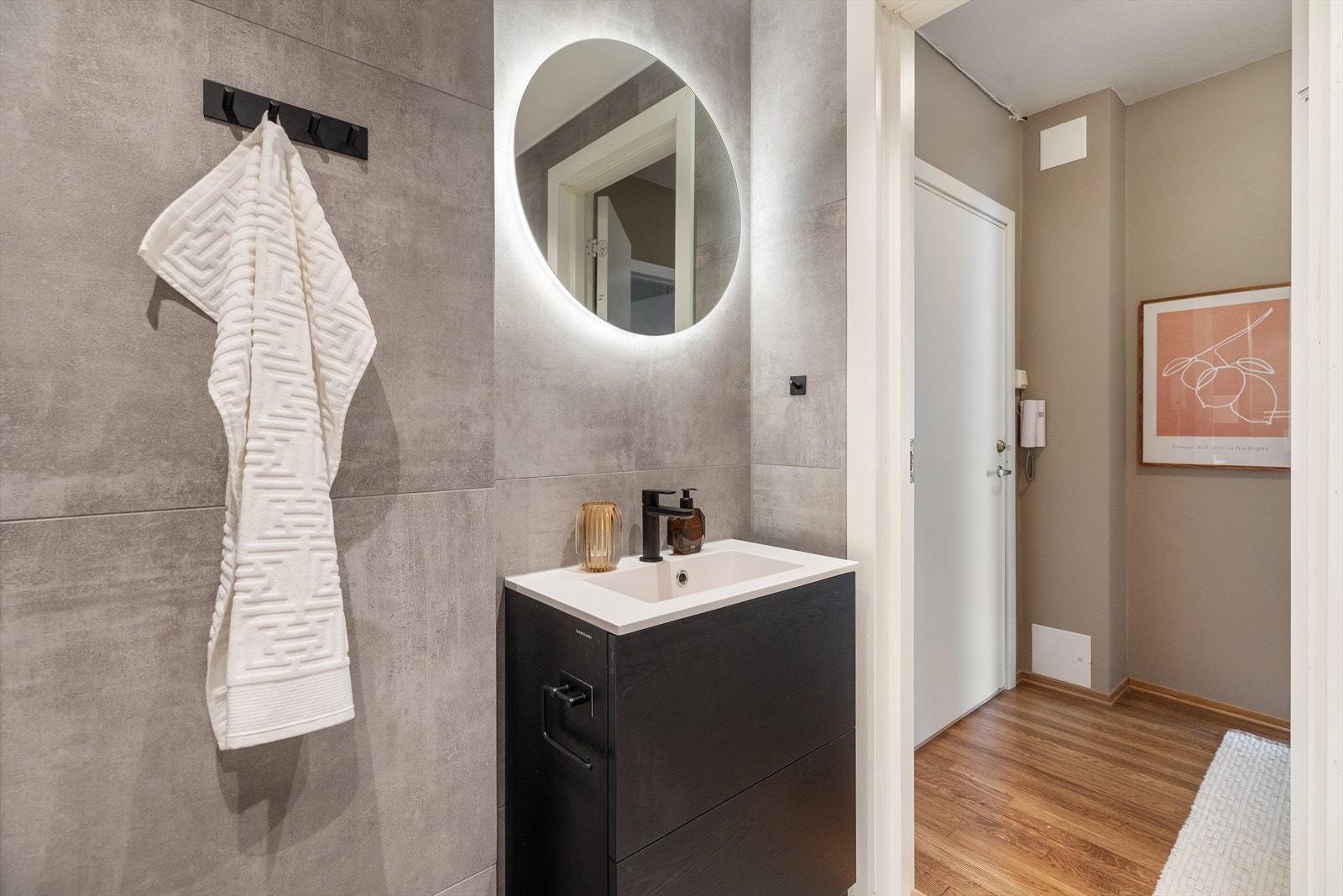 Det er opplegg for vaskemaskin på badet. Denne medfølger salget. Galleribilde