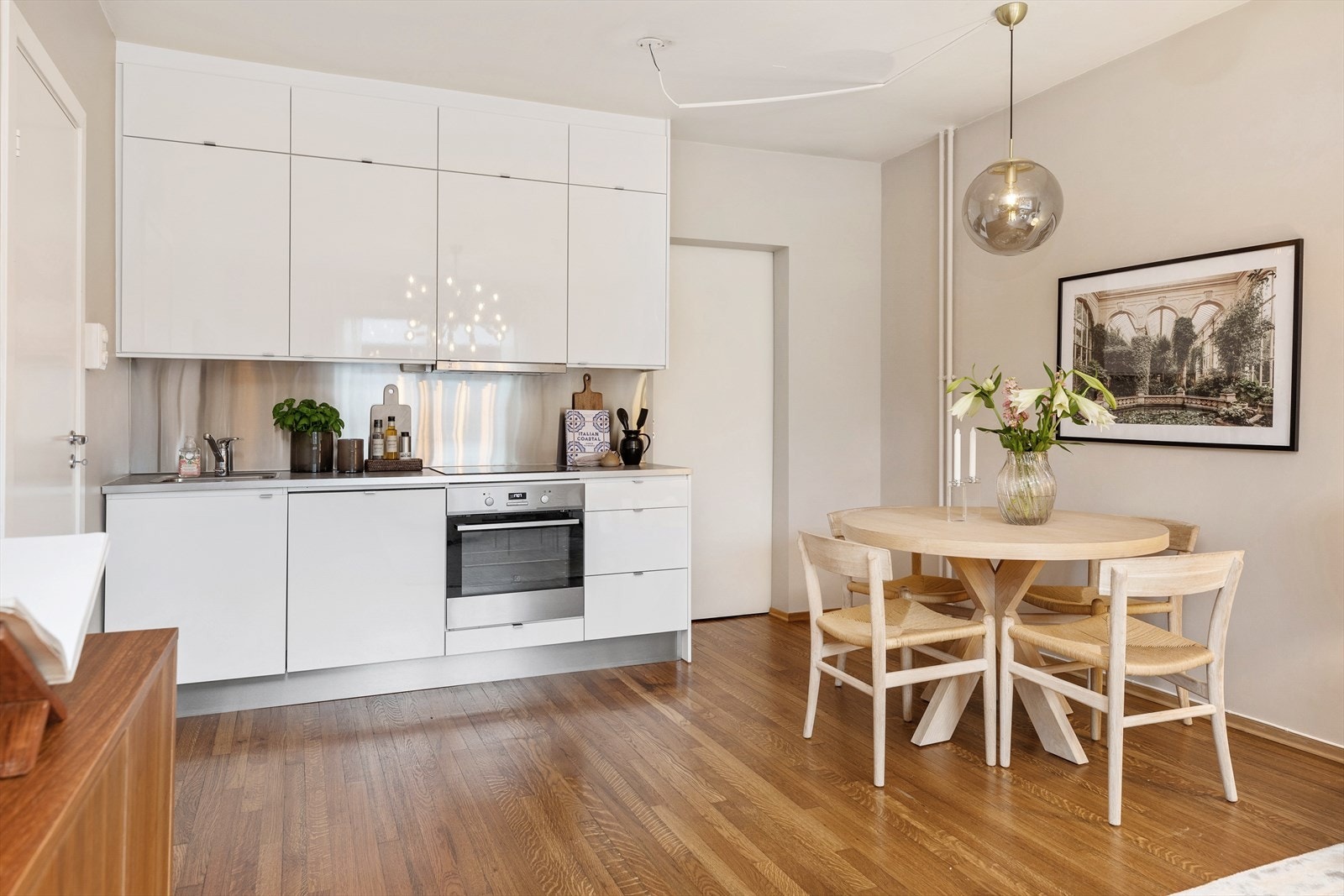 Stuen ligger i en sosial og åpen løsning med kjøkkenet. Galleribilde