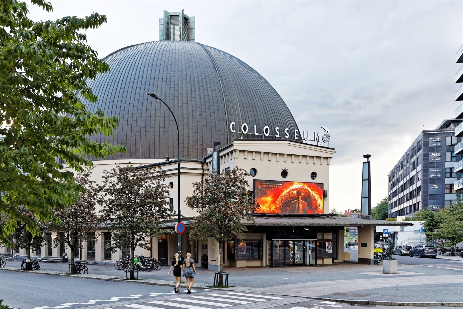 Colosseum kino og Colosseum senter ligger rett over gaten. Her finnes det bl.a. en stor Meny butikk, Vinmonopolet, baker og blomsterbutikk. Galleribilde