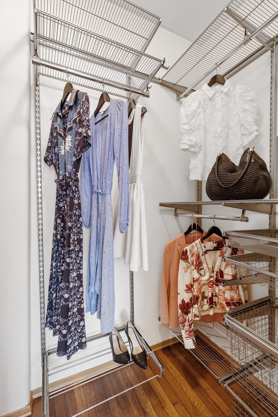 Ved siden av kjøkkenet er det skyvedør inn til et praktisk garderoberom. Galleribilde