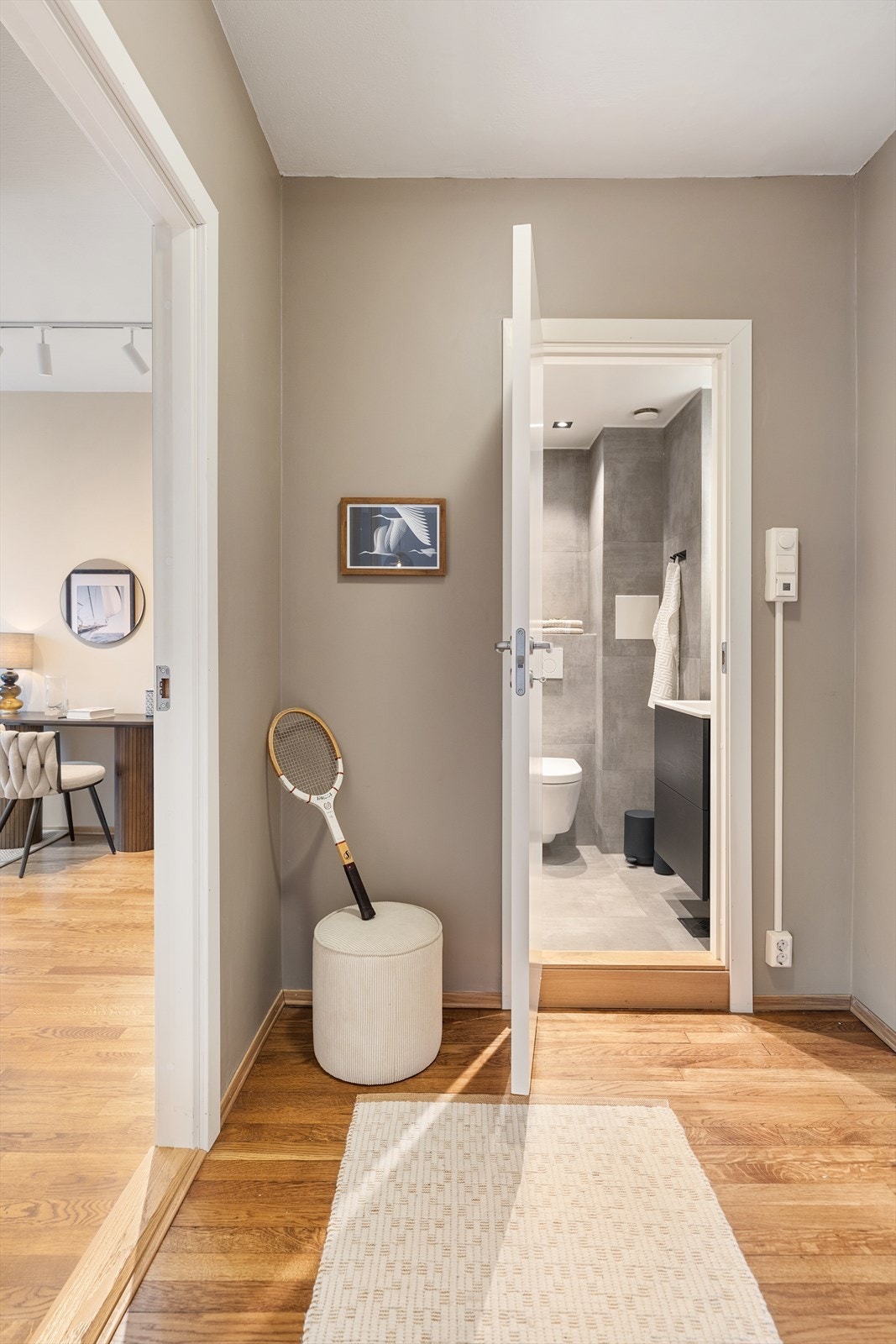 Hyggelig entré med plass til åpne garderobeløsninger. Ellers lagringsplass i garderoberom ved kjøkkenet. Galleribilde