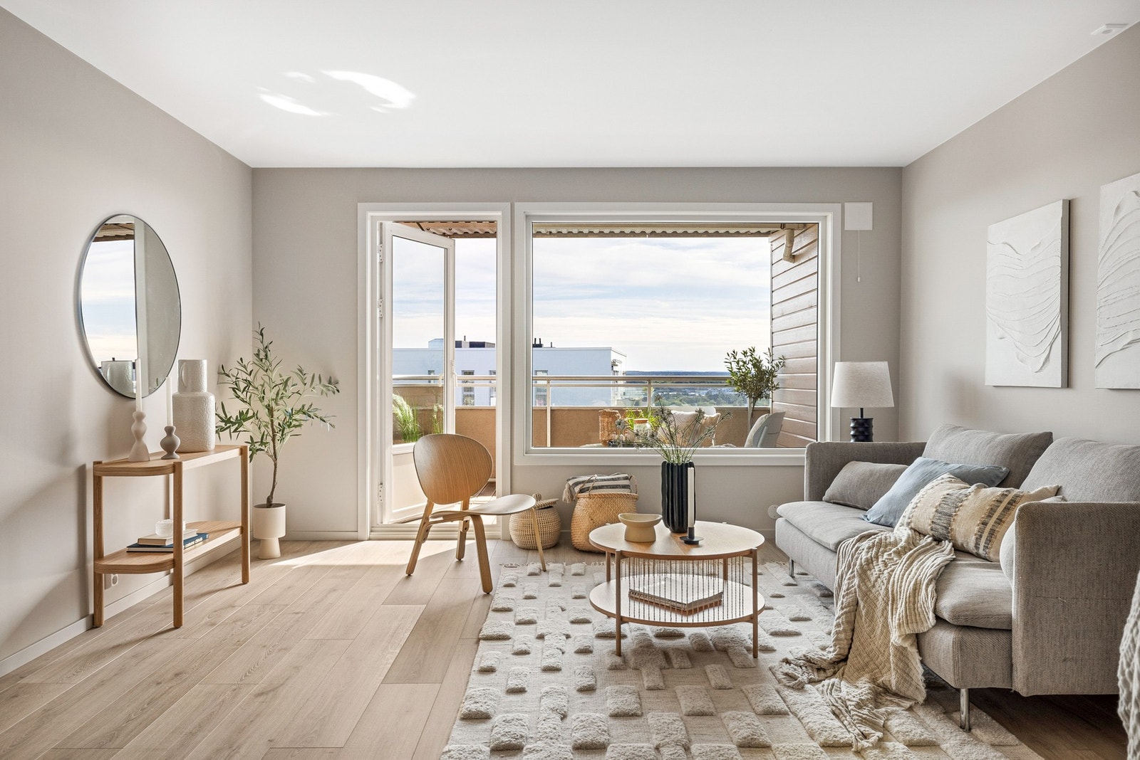 Leiligheten har 1-stavs laminat gulv, og slette, malte flater på vegger og i tak Galleribilde