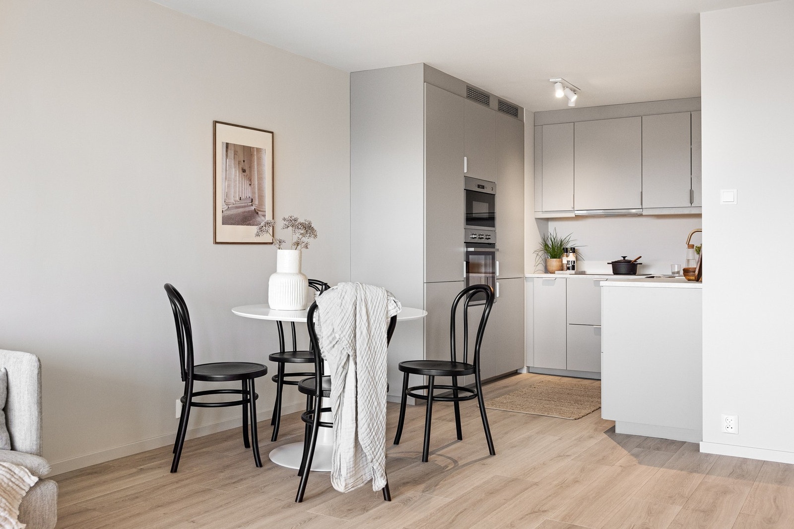 IKEA innredning med slette fronter i tidsriktig fargevalg Galleribilde