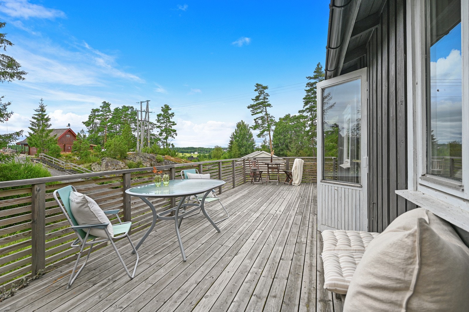 Store deler av sommerhalvåret står døren åpen, og terrassen blir som et ekstra rom. Galleribilde